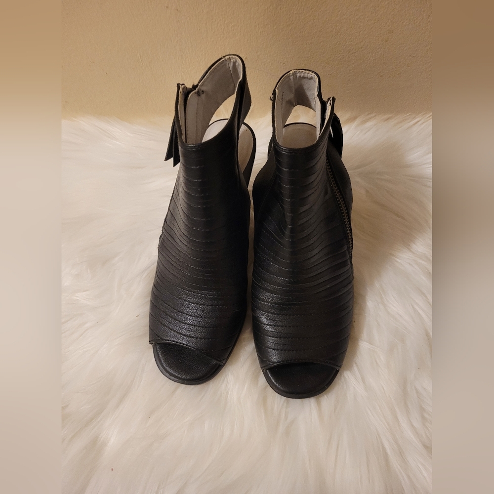 White Mountain Women's Size 6 M With Zip Open Toe Open back Black Sandals Heels
